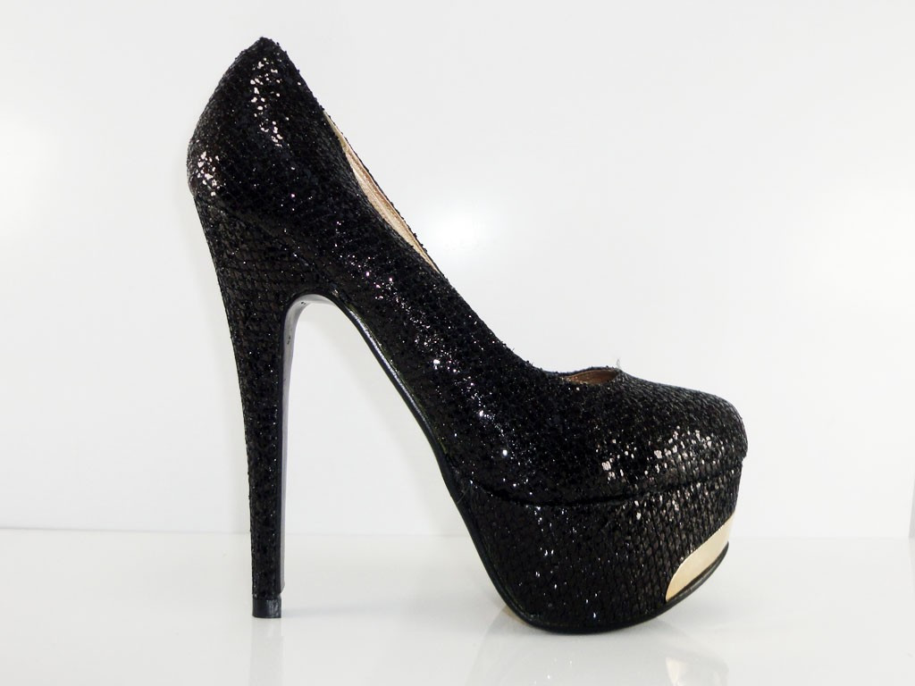 SCHWARZE GLITZERSTIFTE AUF EINEM SEXY PLATEAU - 2