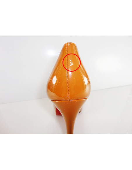 OUTLET BROWN PAINTED PINS AUF EINER PLATTFORM - 9