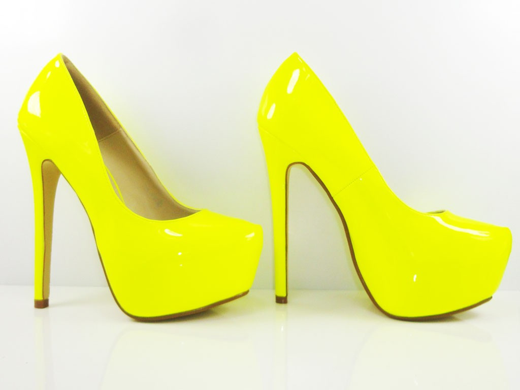 HIGH YELLOW NEON PINS ON THE PLATFORM - 4