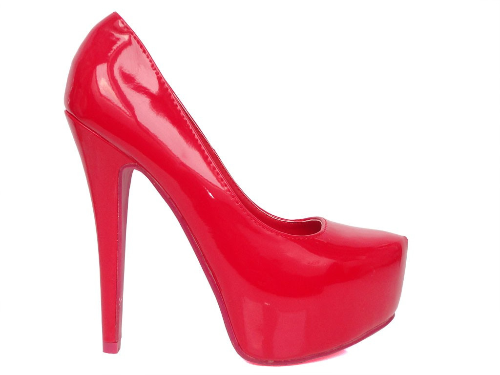 DES ÉPINGLES À BOTTES ROUGES SUR LA PLATE-FORME  - 1