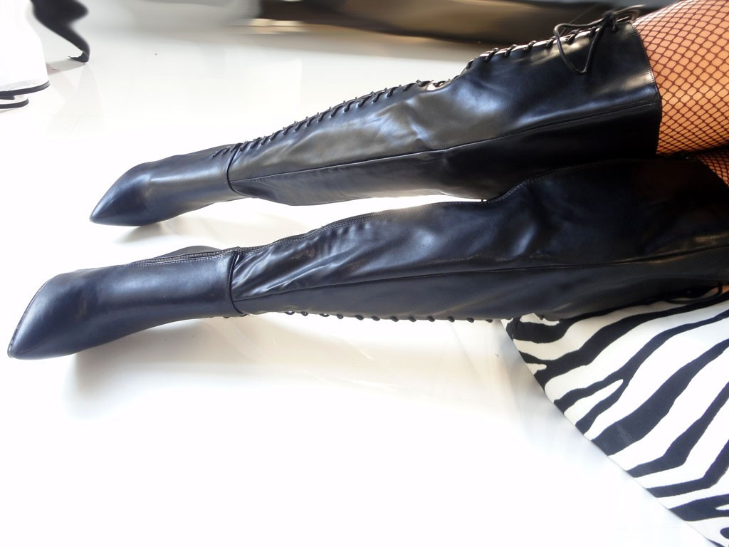 MELNI MATĒTI ZĀBAKI PĀRI CEĻGALIEM AR MEŽĢĪNĒM UZ AUGŠU STILETTOS - 3