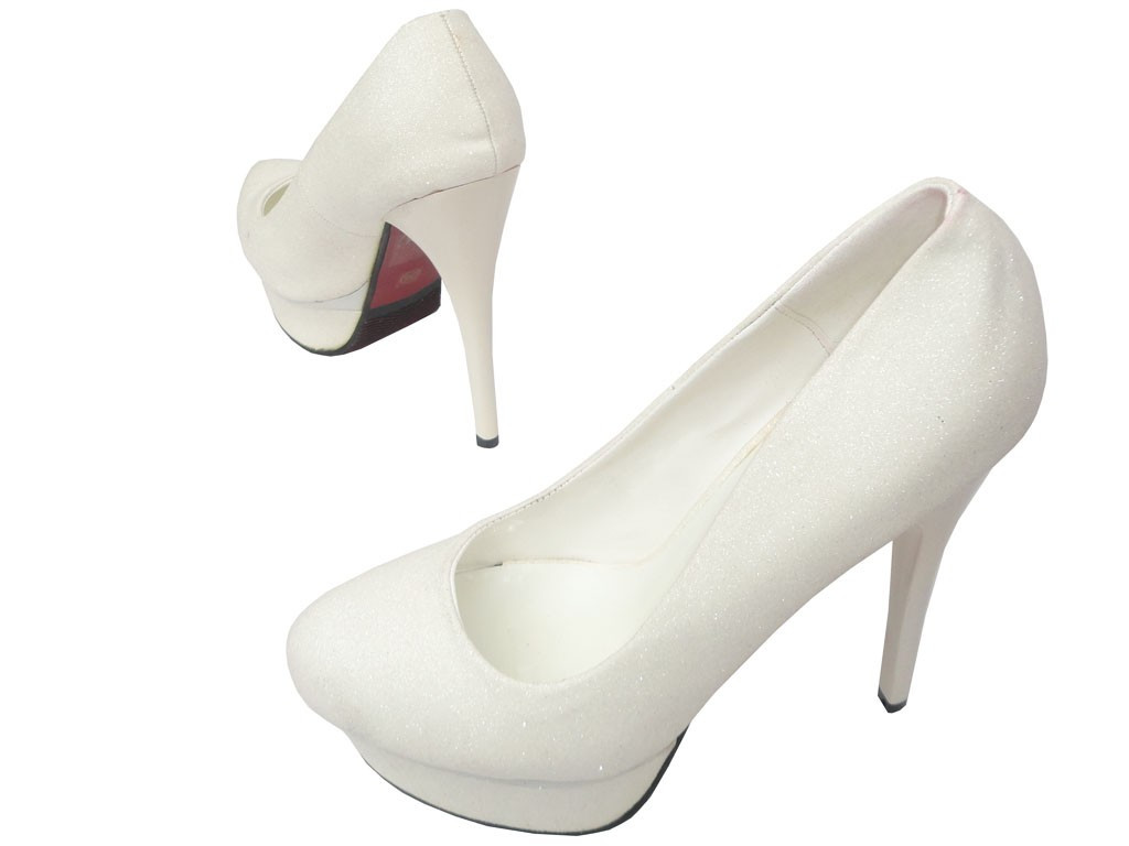 Des épingles blanches à paillettes sur le quai - 5