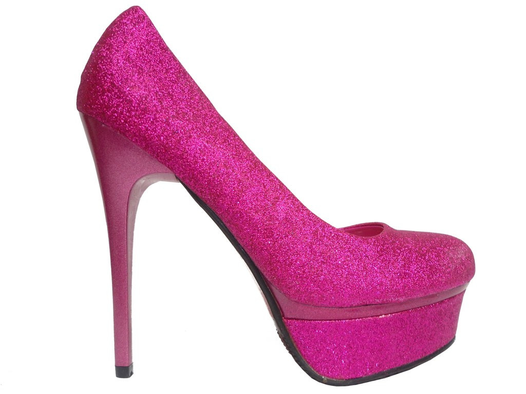 Des épingles roses à paillettes sur le quai - 1