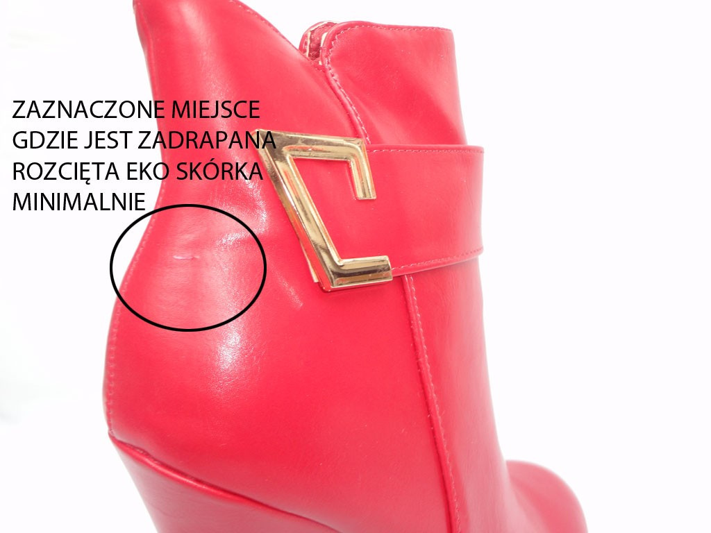 DES BOTTES ROUGES SUR DES ÉPINGLES EN CUIR ÉCOLOGIQUES - 2