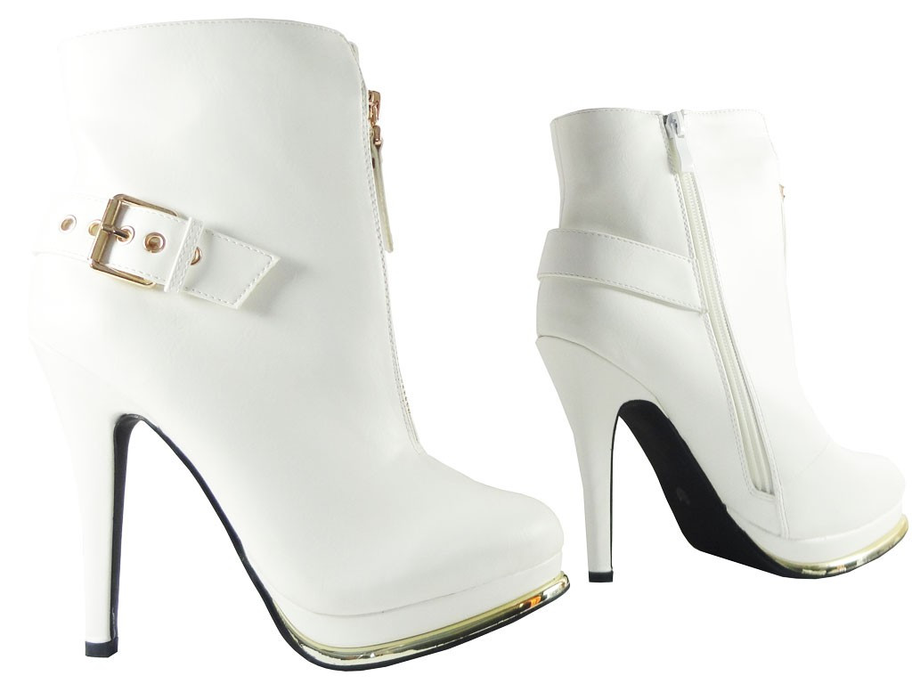 DES ÉPINGLES À BOTTES BLANCHES SUR LA PLATE-FORME - 2