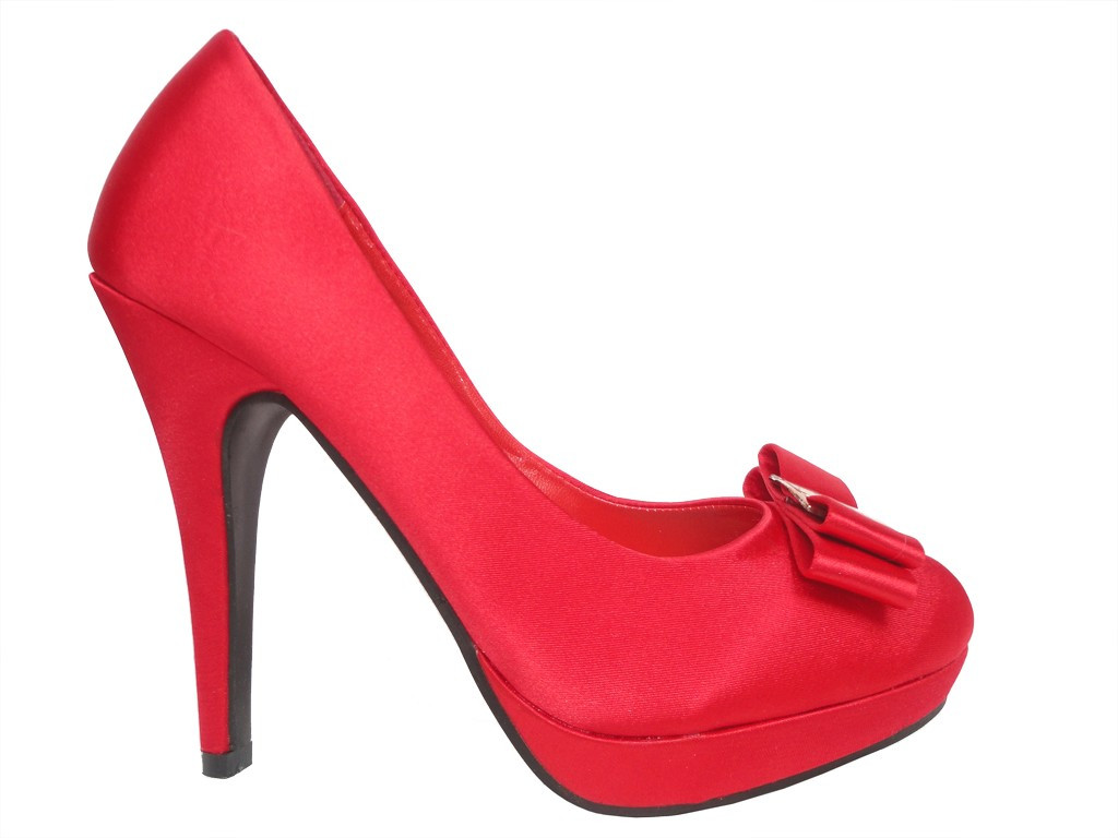 ROTE SATINSTIFTE AUF EINER HOCHZEITSPLATTFORM - 2