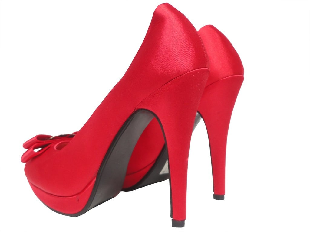 ČERVENÉ SATINOVÉ VYSOKÉ PODPADKY NA SVATEBNÍ PLATFORMĚ - 4