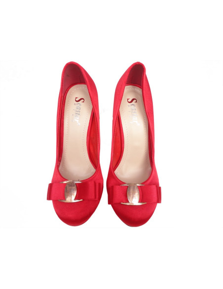 DES ÉPINGLES EN SATIN ROUGE SUR LE PODIUM DU MARIAGE - 5
