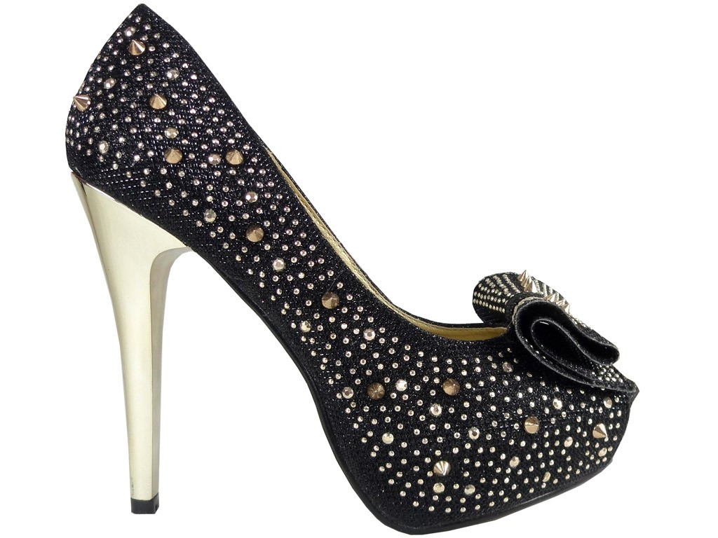 Black pins on the platform with studs - 1