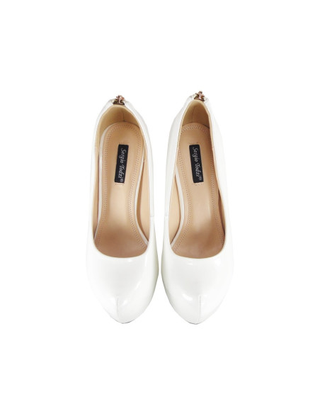 WHITE WEDDING SHOE PINS ON THE PLATFORM - 4