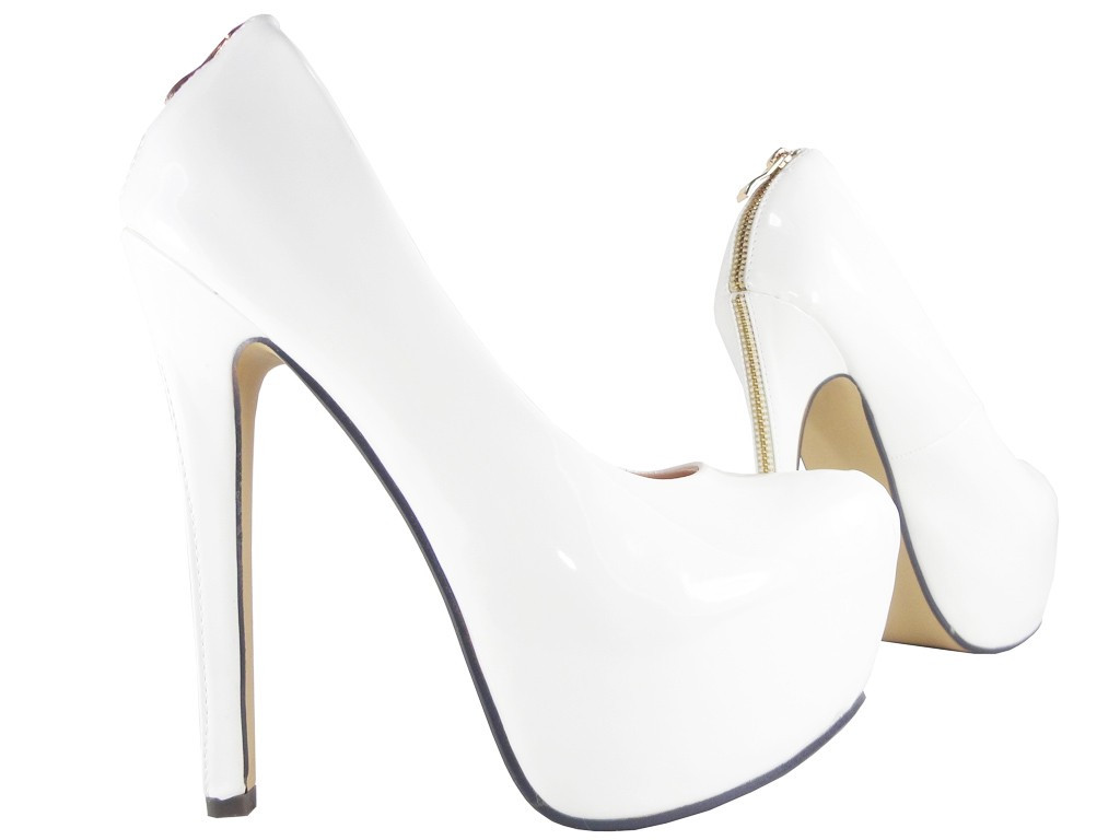 DES ÉPINGLES À CHAUSSURES DE MARIAGE BLANCHES SUR LA PLATE-FORME - 2