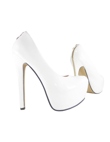 DES ÉPINGLES À CHAUSSURES DE MARIAGE BLANCHES SUR LA PLATE-FORME - 2
