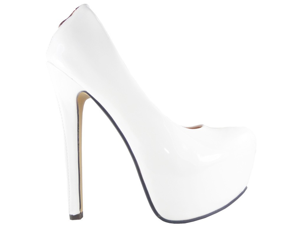 DES ÉPINGLES À CHAUSSURES DE MARIAGE BLANCHES SUR LA PLATE-FORME - 1