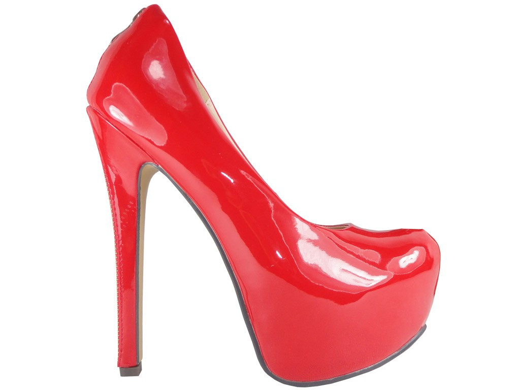 DES ÉPINGLES À CHAUSSURES ROUGES SUR UNE PLATEFORME À TALONS HAUTS - 1