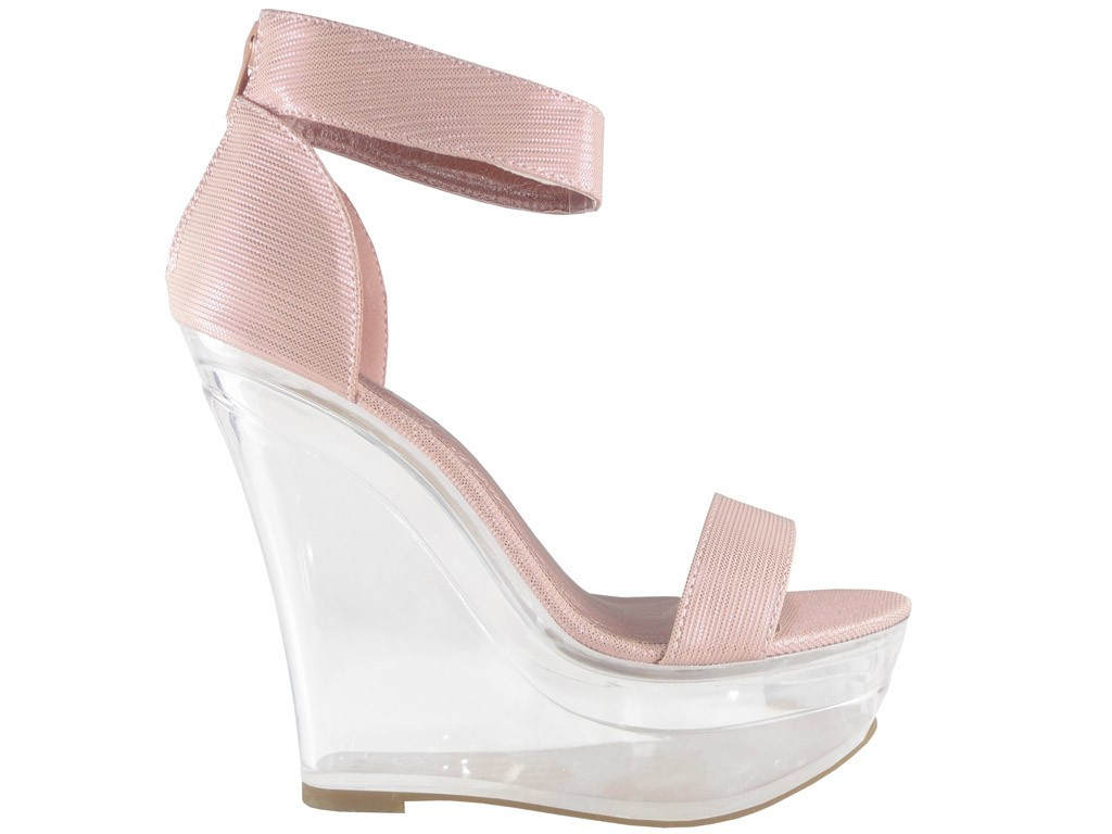 DES SANDALES ROSES SUR UNE ANCRE TRANSPARENTE - 1
