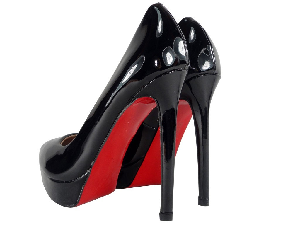 DES ÉPINGLES NOIRES SUR LA PLATE-FORME DU VERNIS À ÉPINGLES - 3