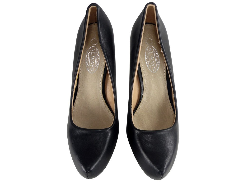 SCHWARZE, MATTE STIFTE AUF DER PLATTFORM - 4