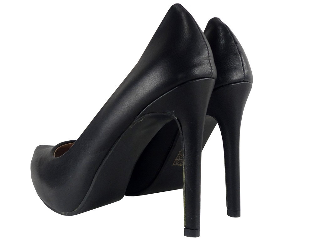 SCHWARZE, MATTE STIFTE AUF DER PLATTFORM - 3