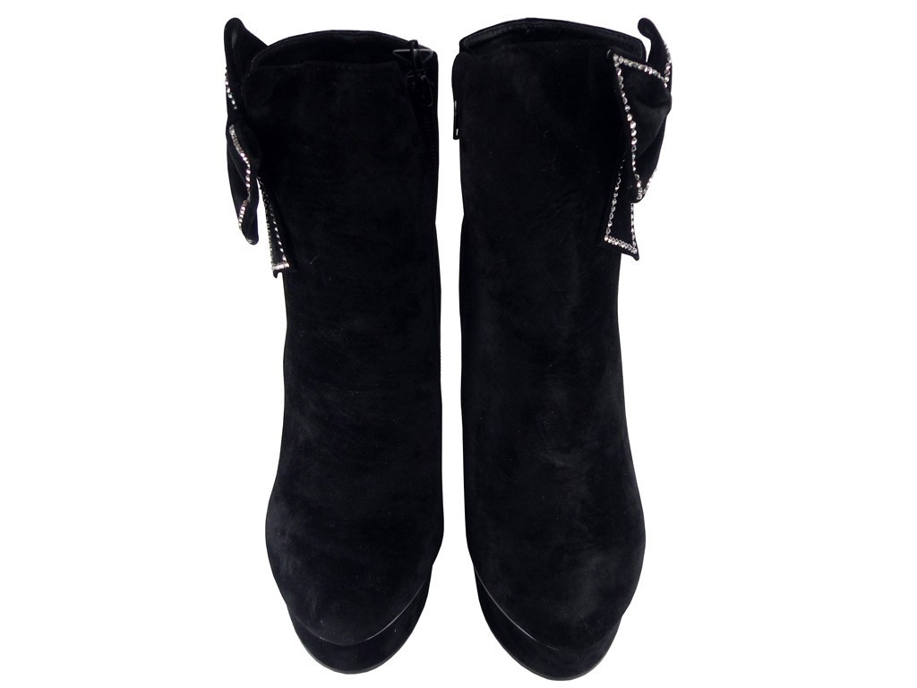 WILDLEDERSTIEFEL SCHWARZ AUF EINEM PLATEAU MIT SCHLEIFE - 4