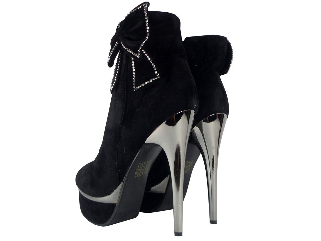 WILDLEDERSTIEFEL SCHWARZ AUF EINEM PLATEAU MIT SCHLEIFE - 3