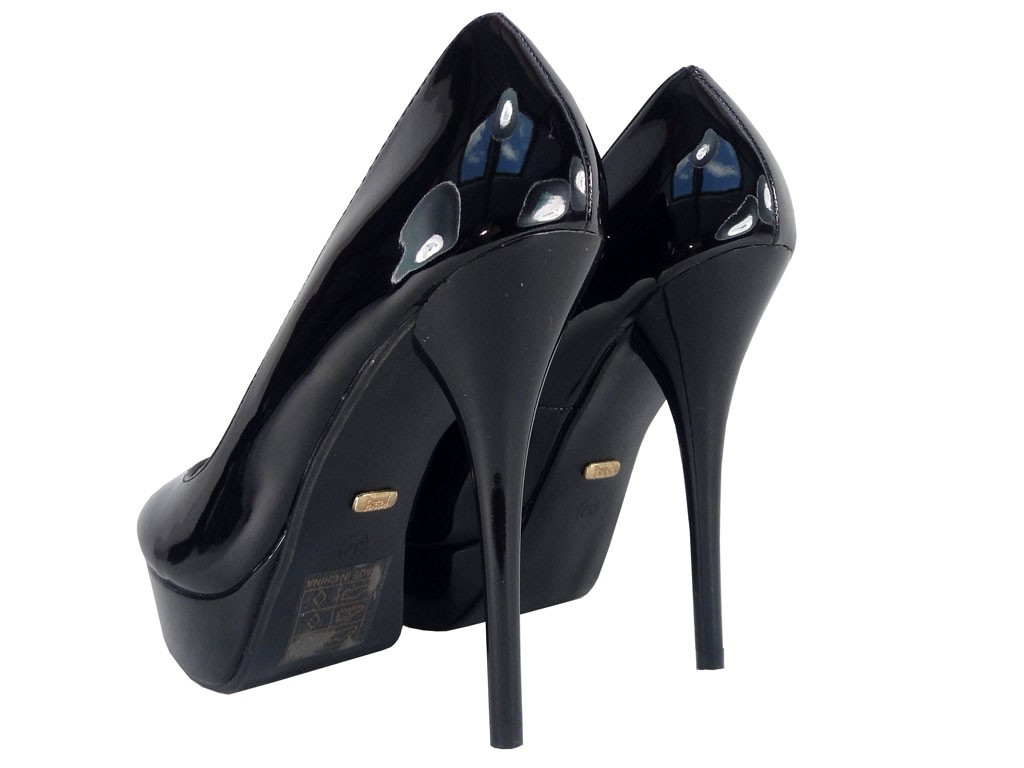 DES ÉPINGLES NOIRES POUR FEMMES SUR LE PODIUM - 3