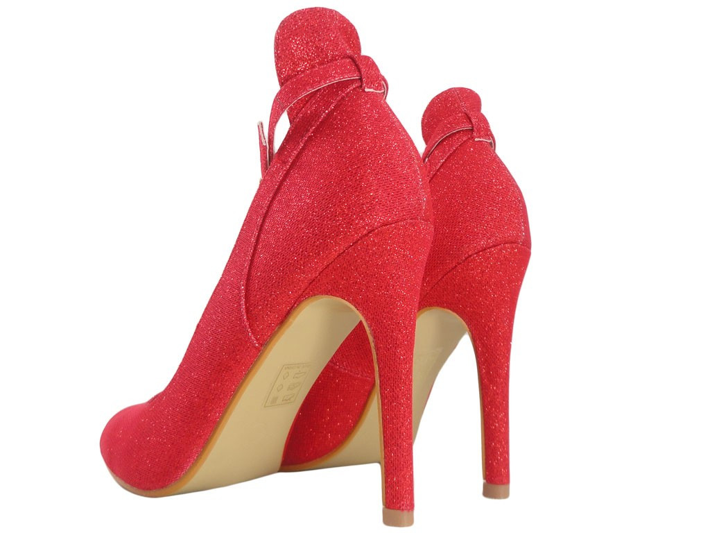 Buty damskie w czerwonym kolorze