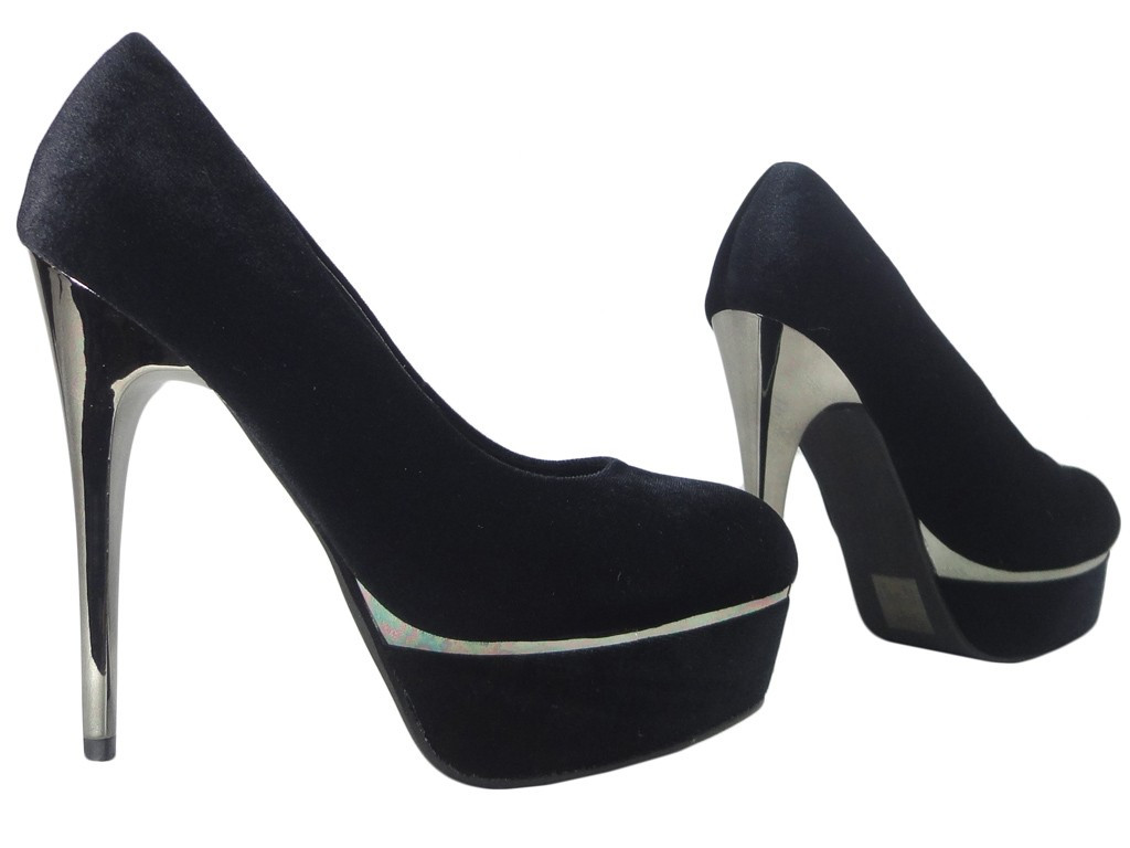 Black velour pins on the platform - 3