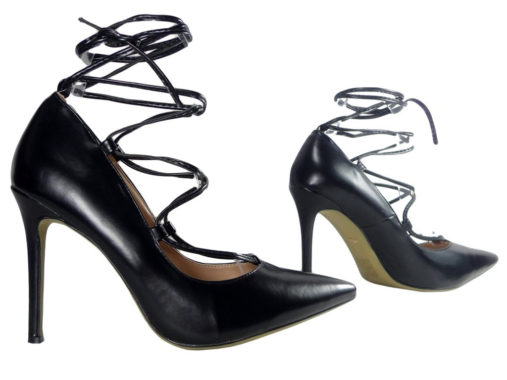 Des épingles noires attachées à des bottes de femmes - 3