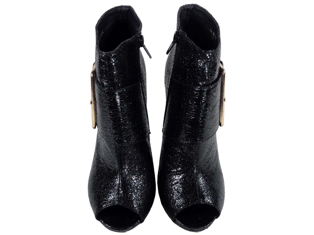 Schwarze Stiefel mit einer Zehenschnalle im Freien - 2