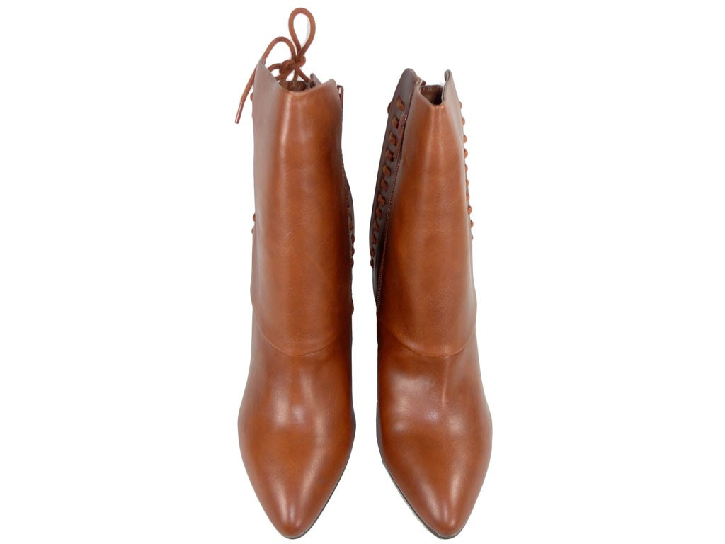 Des bottes brunes sur un poteau comme des cowgirls - 2