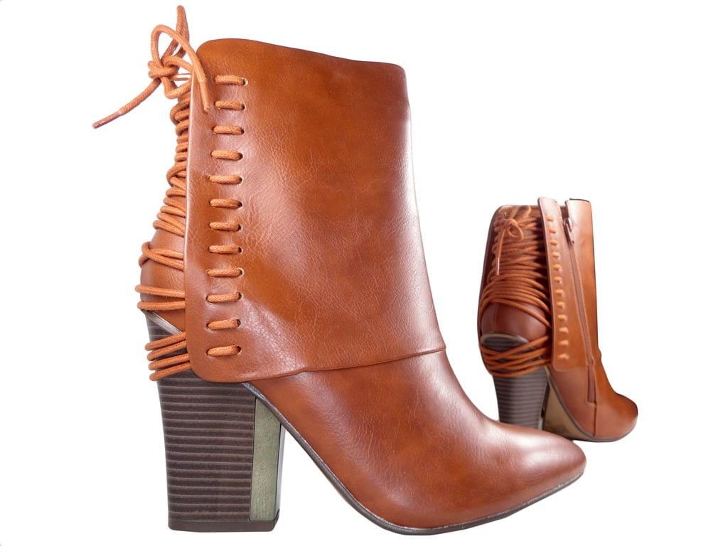 Des bottes brunes sur un poteau comme des cowgirls - 3