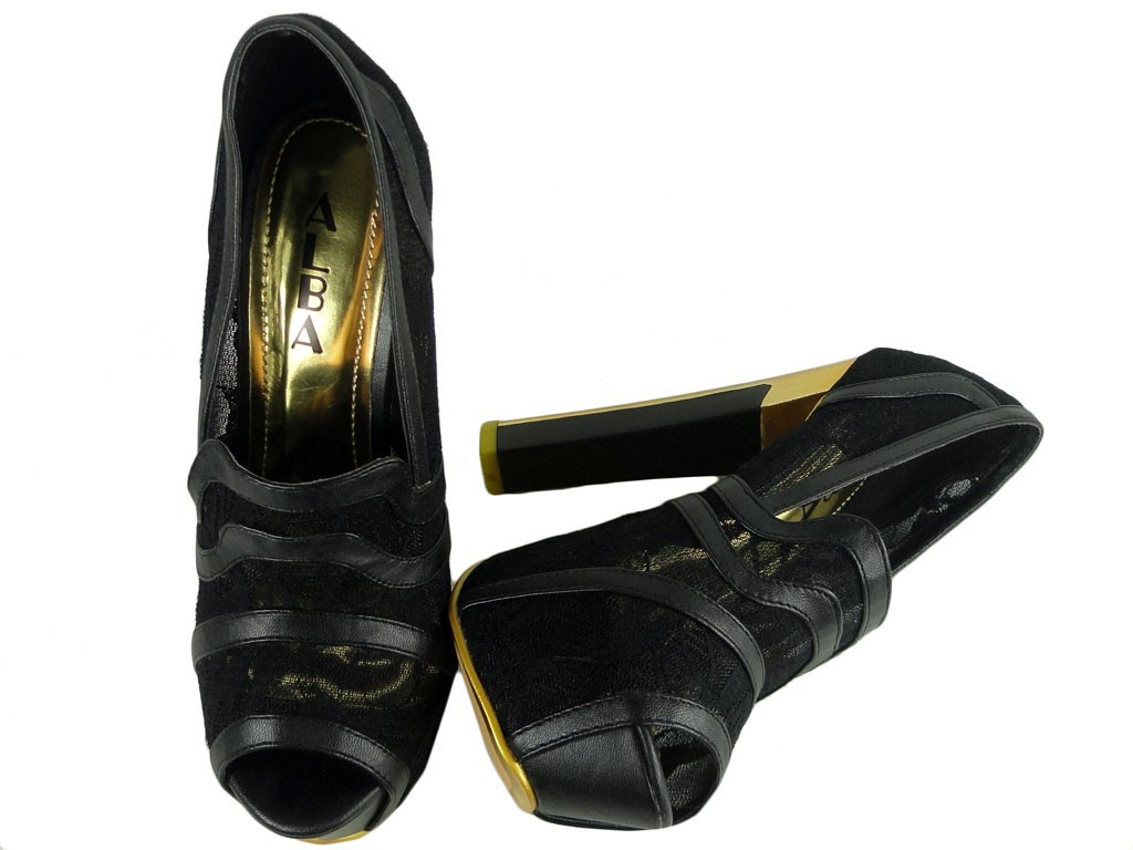 Chaussures de femmes sur le mât et la plate-forme - 2