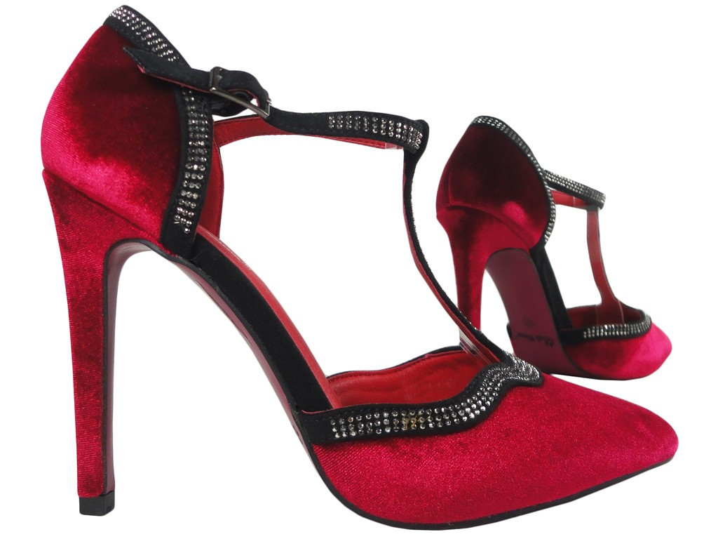 Red velour pins with a diced belt - 4
