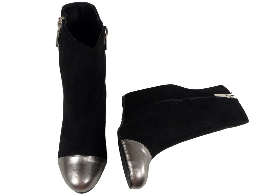 Bottes noires en daim doux sur crochets à chaussures - 2