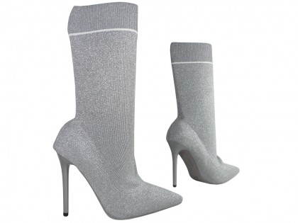 Des bottes grises épingles style chaussettes de sport - 3