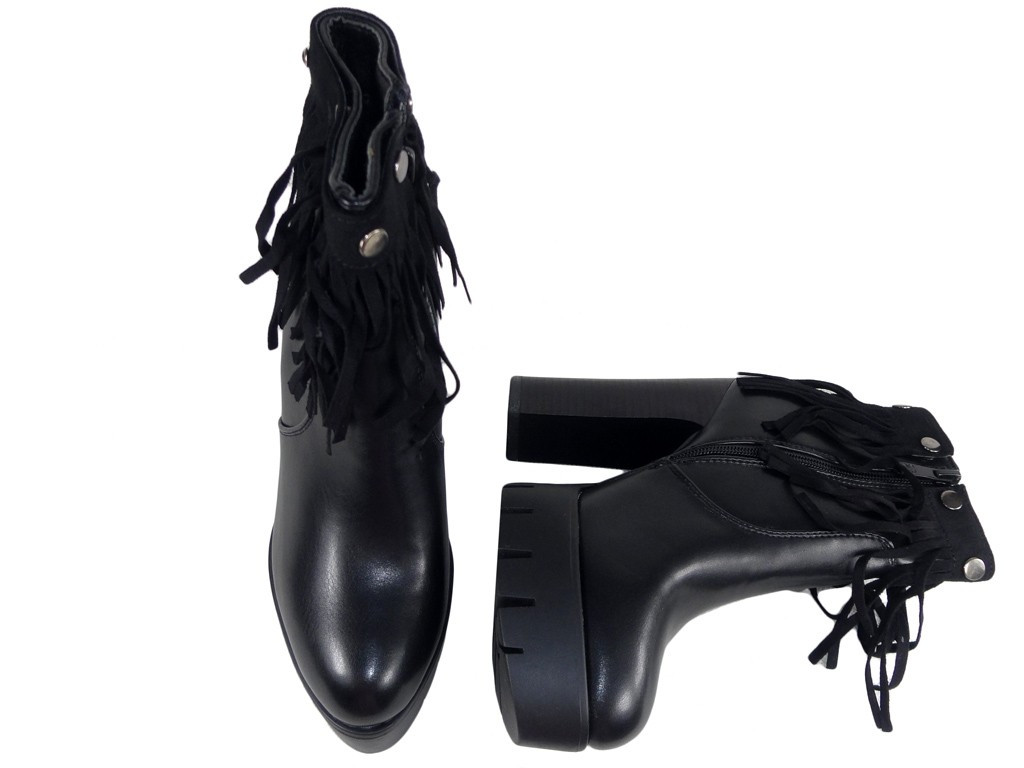 Bottes noires isolées sur un gland de chaussure - 2