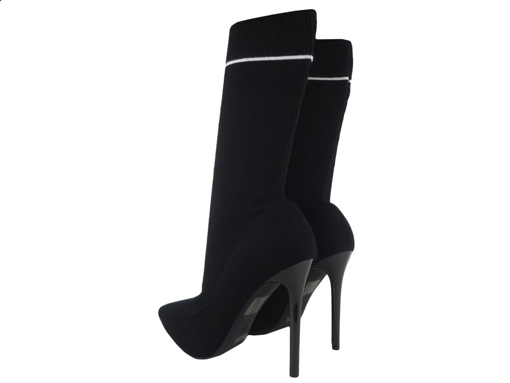 Des bottes noires qui épinglent le style des chaussettes de sport - 4