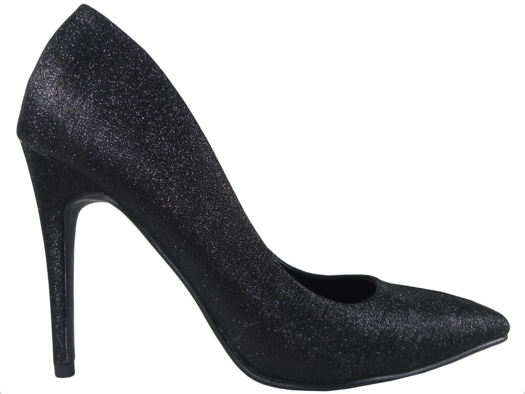 Des bottes noires pour femmes, des épingles bien lustrées - 1