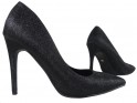 Des bottes noires pour femmes, des épingles bien lustrées - 3