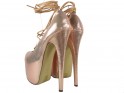 Złote wiązane szpilki na platformie high heels - 3
