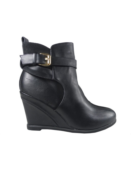 Des bottes noires sur des cabines écologiques chauffées au cuir - 1
