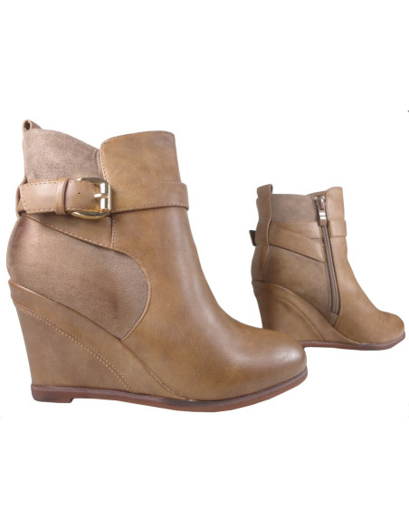 Des bottes beiges sur des éco-chaussures en cuir - 3