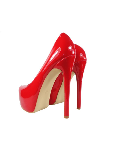 Des épingles rouges sur les chaussures des dames de la plateforme - 3