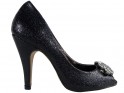 Чорні жіночі туфлі на шпильці з цирконієвою брошкою - 1
