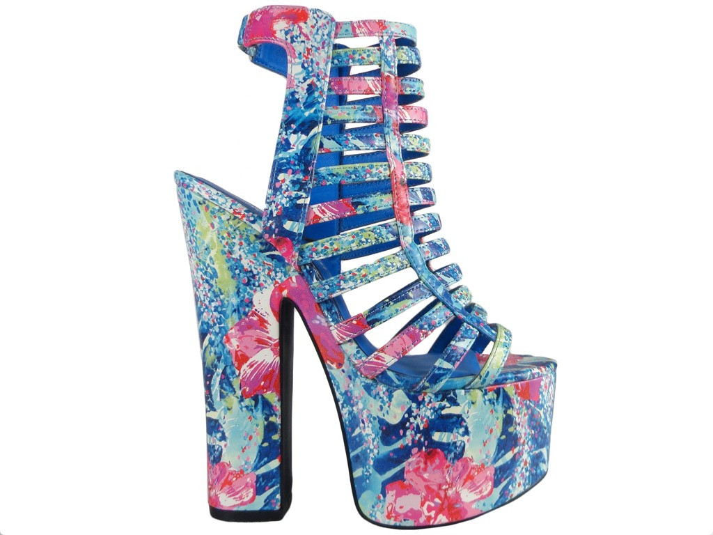 Des chaussures sur un poteau, des sandales sur une plateforme sexy - 1