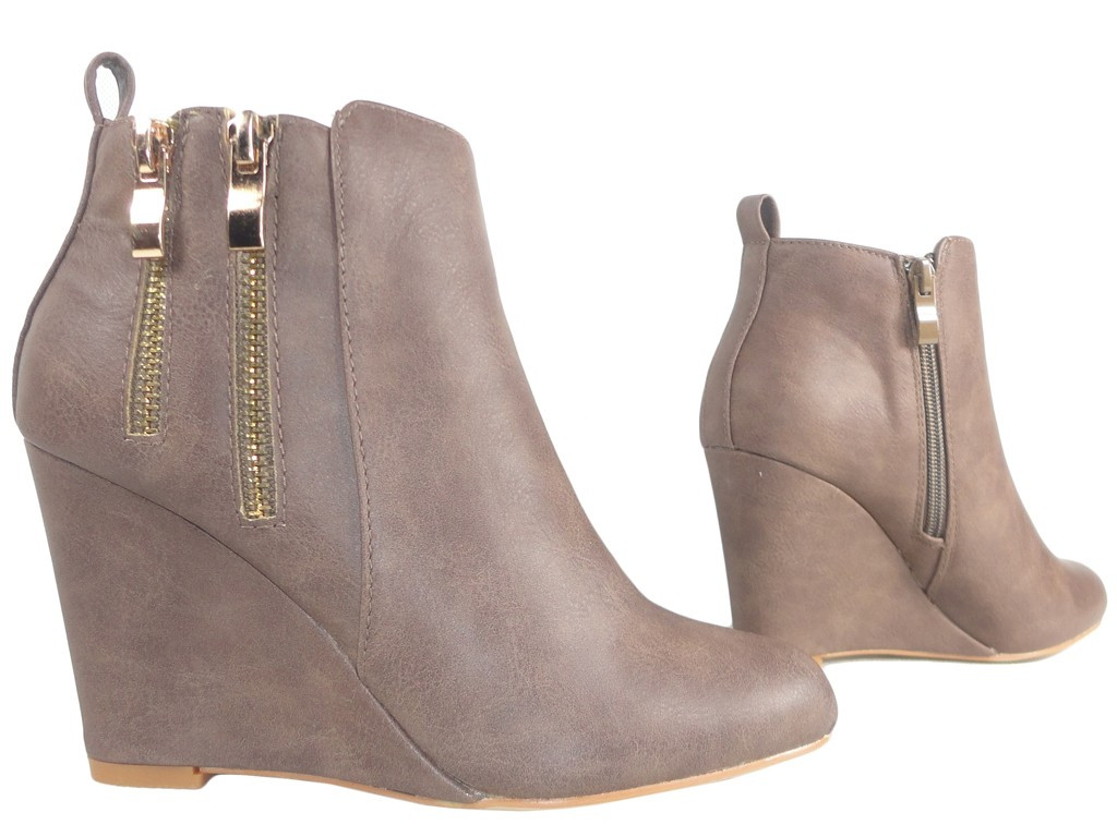 Des bottes beiges sur les bottes mates - 3