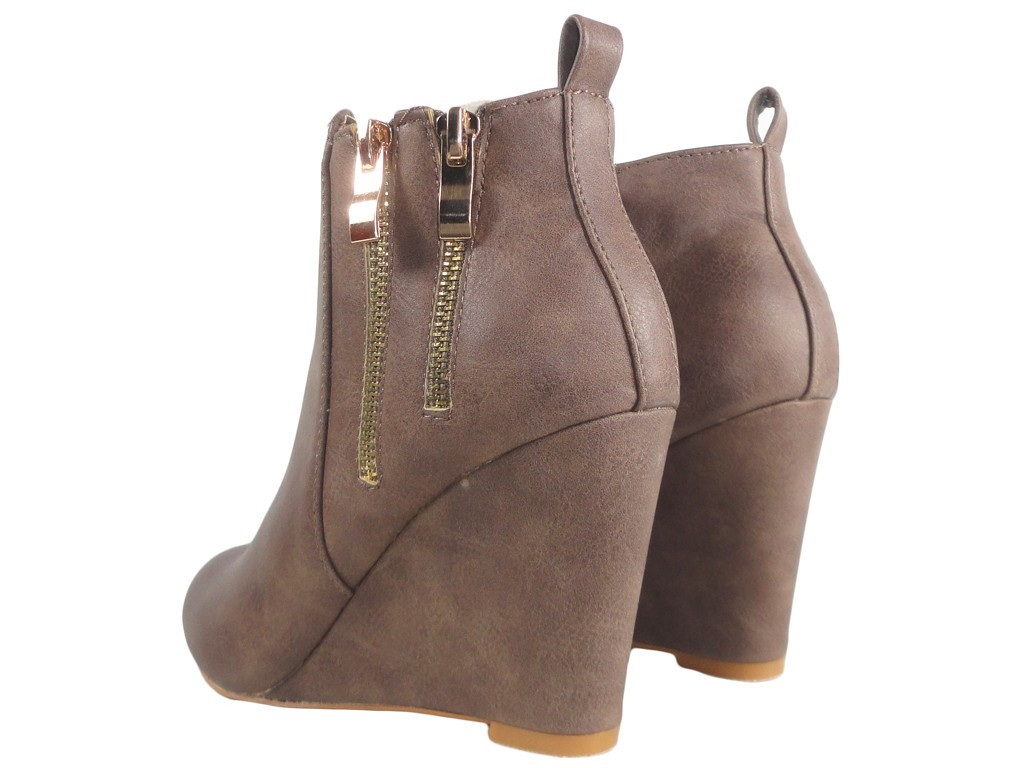 Des bottes beiges sur les bottes mates - 4