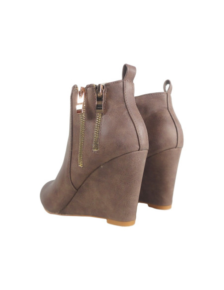 Des bottes beiges sur les bottes mates - 4