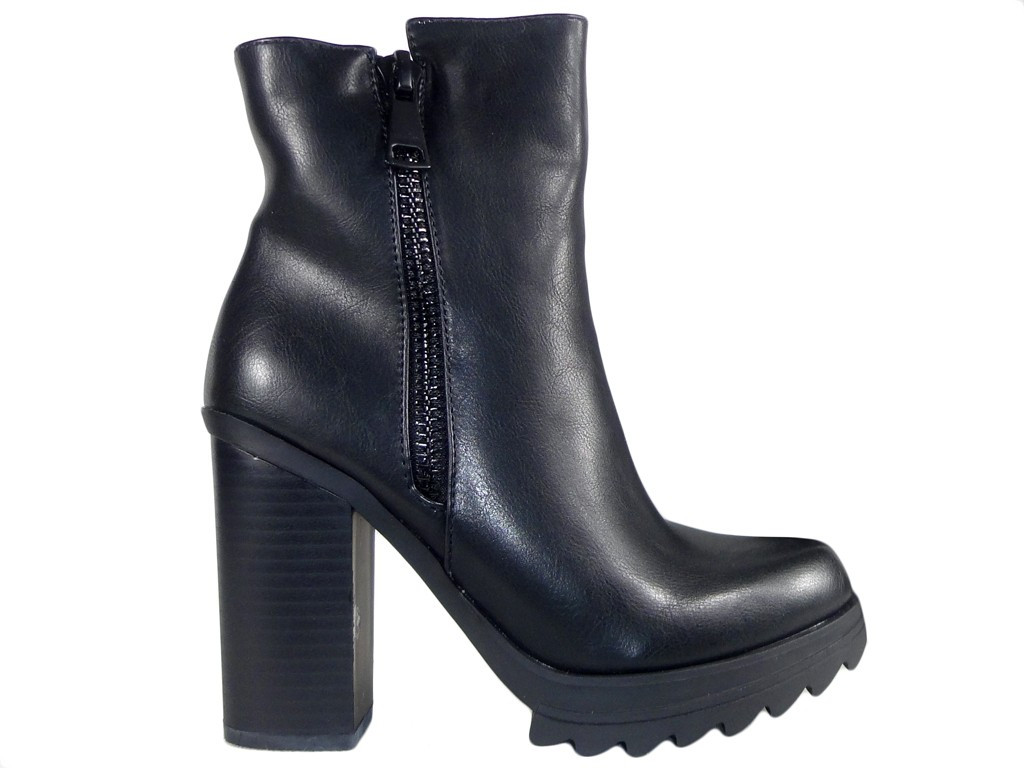 Bottes noires isolées sur un poteau pour la cheville - 1