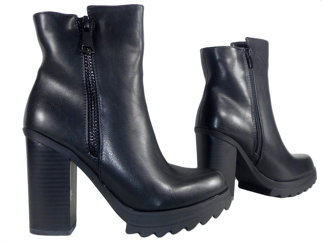 Black insulated boots on a pole for the ankle - 3